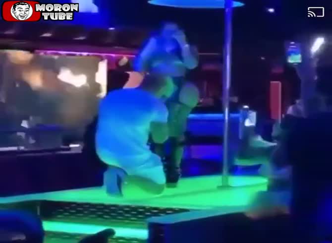 Video :This man asks his girlfriend, a dancer at work, to marry him